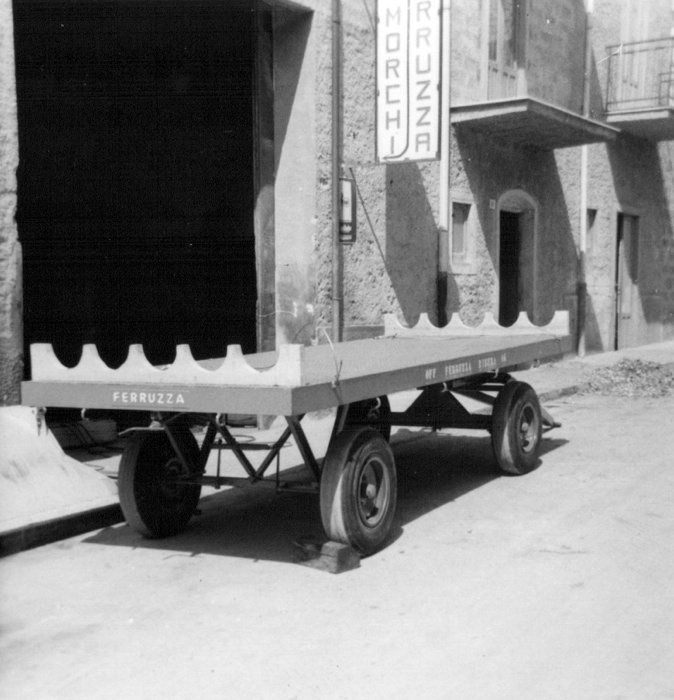Vecchia sede di Via Orfanotrofio, 9 - Rimorchio per trasporto pali (anno 1963)